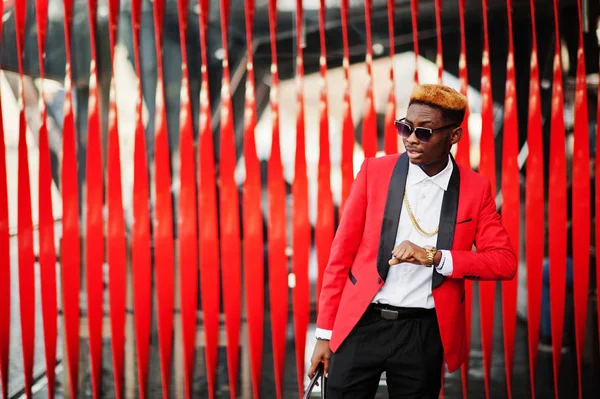 Moda Hombre Afroamericano Modelo Traje Rojo Con Pelo Destaca Bolso — Foto de Stock