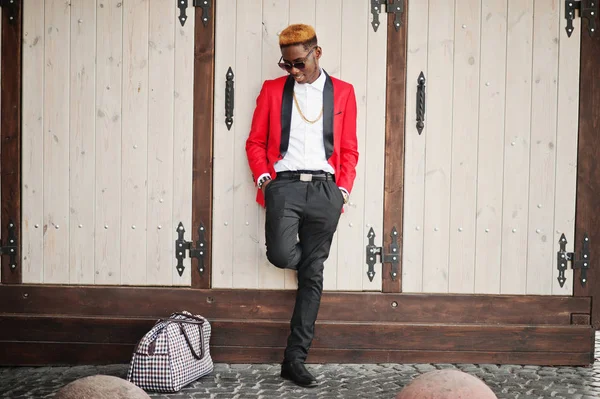 Мода Африканский Мужчина Модель Красном Костюме Яркими Волосами Сумочкой Позировали — стоковое фото
