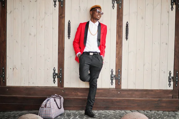 Modelo Hombre Afroamericano Moda Traje Rojo Con Reflejos Cabello Bolso — Foto de Stock