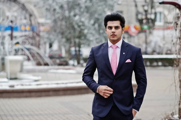 冬の日に提起したピンクのネクタイとスーツにエレガントなインドのマッチョな男モデル — ストック写真