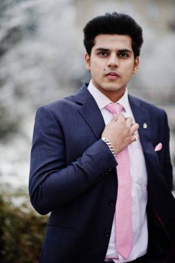 Takım elbise ve kış günü üzerinde yarattığı Pembe kravat zarif Hint maço erkek modeli.