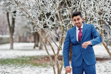 Şık şık Hintli model üzerinde takım elbise kış gününde poz verdi..