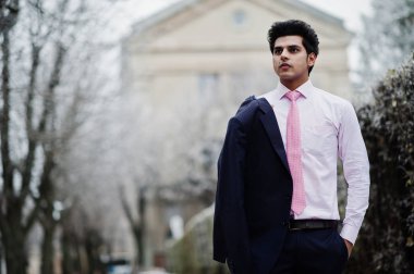 Takım elbise ve kış günü üzerinde yarattığı Pembe kravat zarif Hint maço erkek modeli.