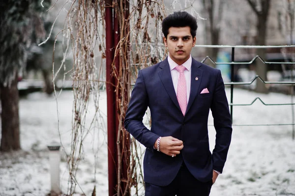 Eleganckie Indian Macho Man Model Garnitur Krawat Różowy Stwarzane Zimowe — Zdjęcie stockowe