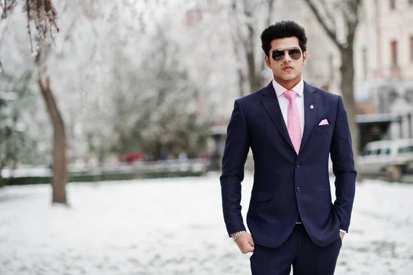 エレガントなインドのマッチョな男がスーツ ピンクのネクタイ 冬の日にもたらされるサングラス モデルします — ストック写真