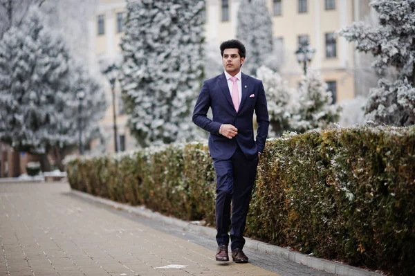 Modelo Masculino Indiano Elegante Terno Gravata Rosa Posado Dia Inverno — Fotografia de Stock