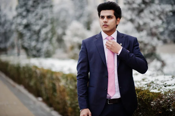 Modelo Masculino Indiano Elegante Terno Gravata Rosa Posado Dia Inverno — Fotografia de Stock