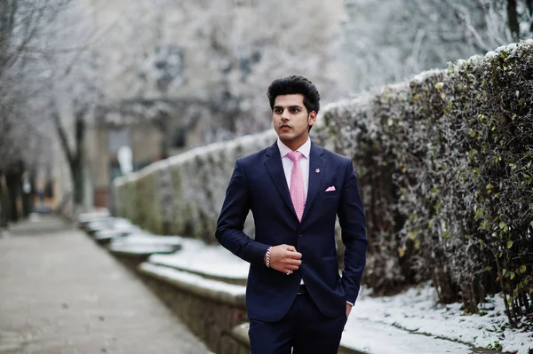 优雅的印度大男子模型西装和粉红色领带摆在冬季的一天 — 图库照片