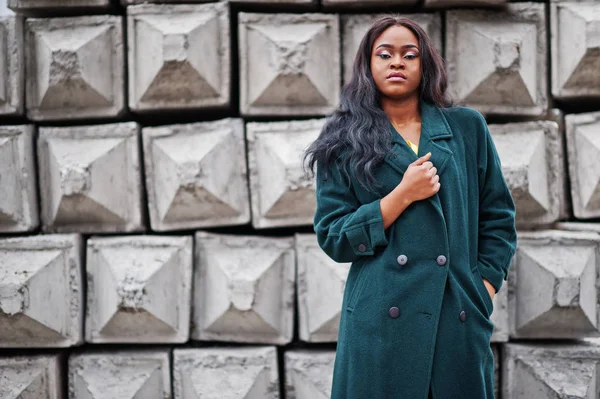 Femme Afro Américaine Élégante Manteau Vert Posé Sur Fond Texture — Photo