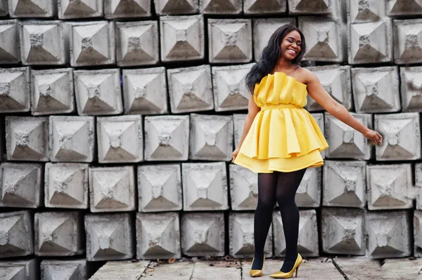 Mulher Americana Africana Elegante Vestido Amarelo Posou Contra Fundo Textura — Fotografia de Stock