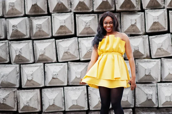 Mulher Americana Africana Elegante Vestido Amarelo Posou Contra Fundo Textura — Fotografia de Stock