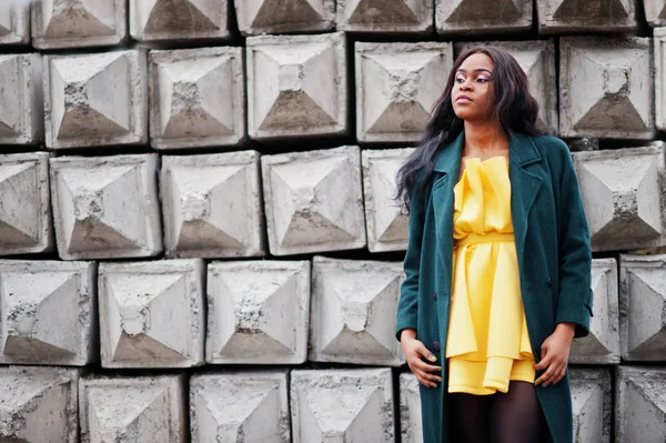 Стильна Афроамериканка Зеленому Пальто Жовта Сукня Позують Фоні Кам Яної — стокове фото