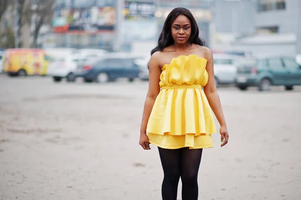 Stylowe African American Kobieta Żółta Sukienka Jakie Odkrytym Parkingu — Zdjęcie stockowe