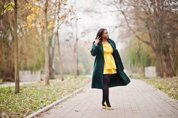 Stylische Afroamerikanerin Grünem Mantel Und Gelbem Kleid Posierte Gegen Herbstpark — Stockfoto