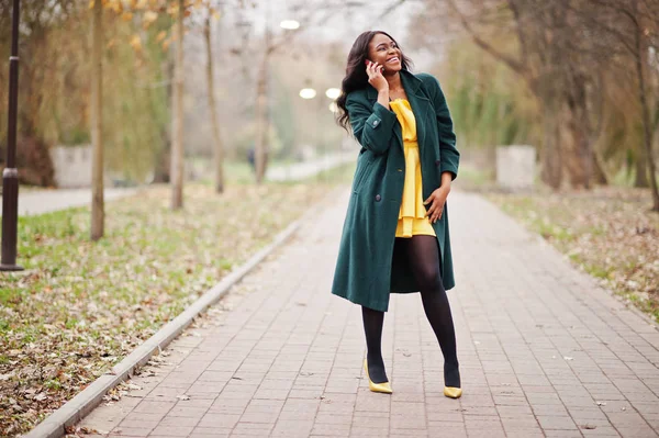 Mulher Americana Africana Elegante Casaco Verde Vestido Amarelo Posou Contra — Fotografia de Stock
