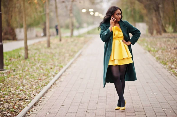 Mulher Americana Africana Elegante Casaco Verde Vestido Amarelo Posou Contra — Fotografia de Stock