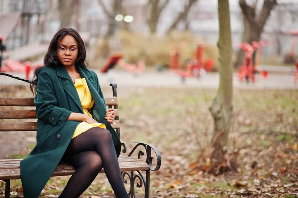 Mulher Americana Africana Elegante Casaco Verde Vestido Amarelo Sentado Banco — Fotografia de Stock