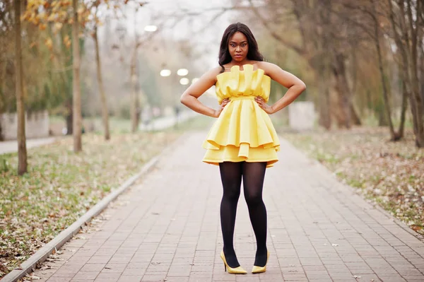 Stylish African American Woman Yellow Dress Posed Autumn Park — Stock Photo, Image