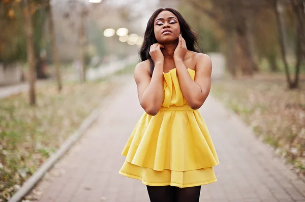 Eleganta Afroamerikanska Kvinnan Vid Gul Klänning Poserade Mot Hösten Park — Stockfoto