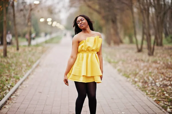 Mulher Americana Africana Elegante Vestido Amarelo Posou Contra Parque Outono — Fotografia de Stock