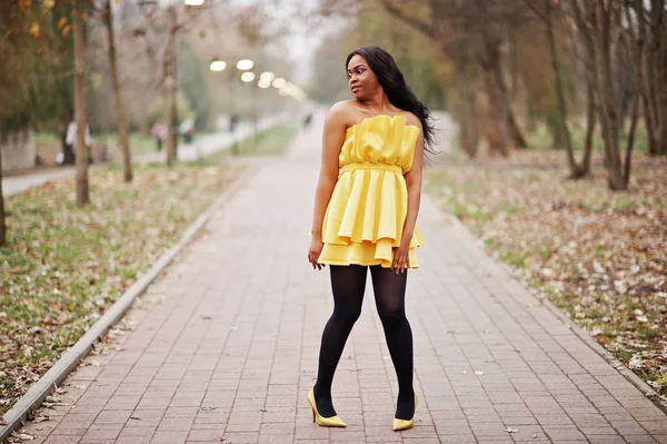 Mulher Americana Africana Elegante Vestido Amarelo Posou Contra Parque Outono — Fotografia de Stock