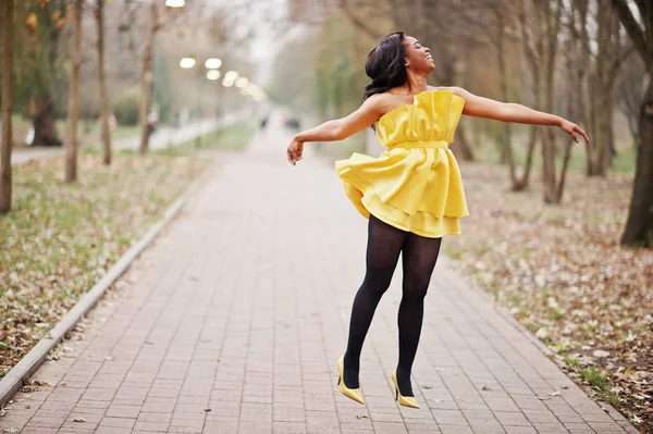 Femme Afro Américaine Élégante Robe Jaune Posée Contre Parc Automne — Photo