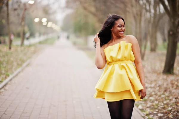 Femme Afro Américaine Élégante Robe Jaune Posée Contre Parc Automne — Photo