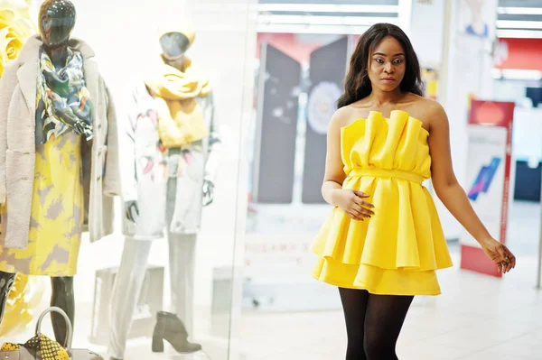 Elegante Mujer Afroamericana Dreess Amarillo Posó Contra Vitrinas Con Maniquíes — Foto de Stock