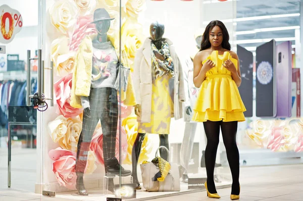 Stylische Afrikanisch Amerikanische Frau Gelbem Dreess Posierte Mit Schaufensterpuppen Vor — Stockfoto