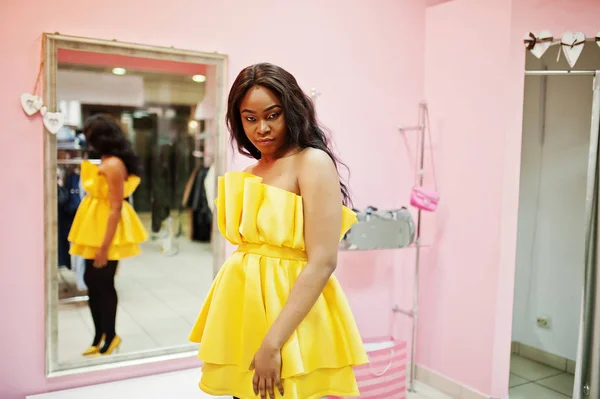 Elegante Mujer Afroamericana Dreess Amarillo Posó Tienda Rosa Contra Espejo — Foto de Stock