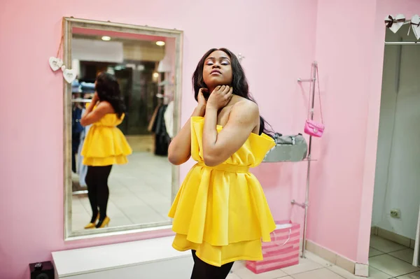 Femme Afro Américaine Élégante Dreess Jaune Posé Boutique Rose Contre — Photo