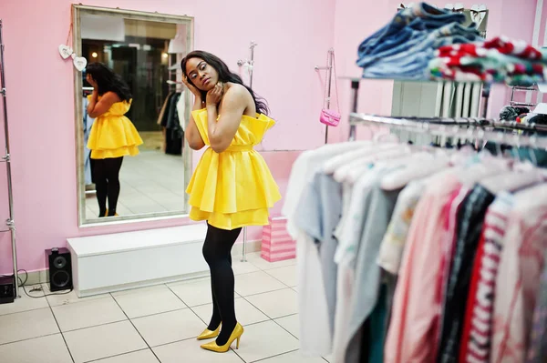Femme Afro Américaine Élégante Dreess Jaune Posé Boutique Rose Contre — Photo