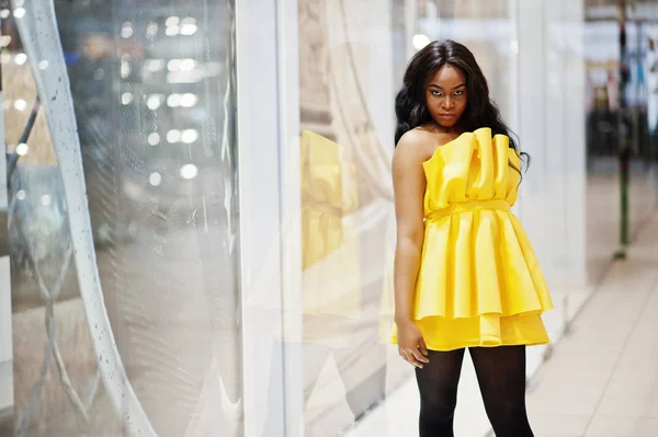 Mulher Americana Africana Elegante Dreess Amarelo Posou Shopping — Fotografia de Stock