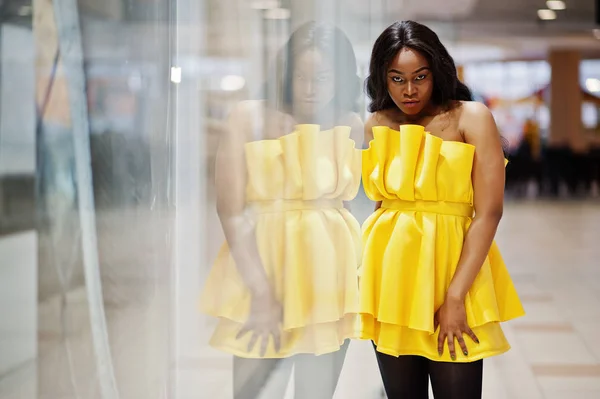 Femme Afro Américaine Élégante Dreess Jaune Posé Centre Commercial — Photo