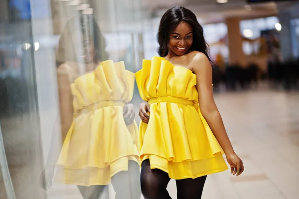 Femme Afro Américaine Élégante Dreess Jaune Posé Centre Commercial — Photo