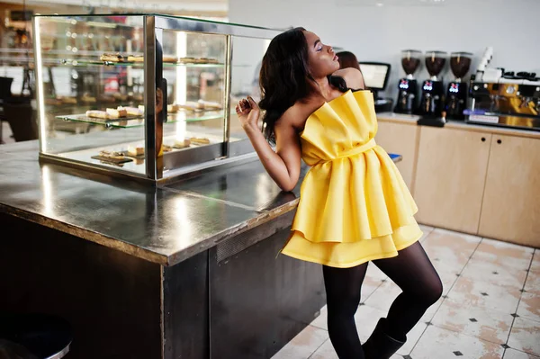 Стильная Африканская Американка Кафе Желтая Дрисс — стоковое фото