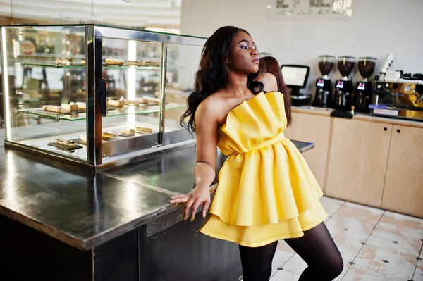 Femme Afro Américaine Élégante Dreess Jaune Posé Café — Photo