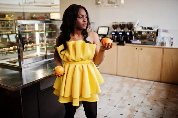 Femme Afro Américaine Élégante Dreess Jaune Posé Café Avec Deux — Photo