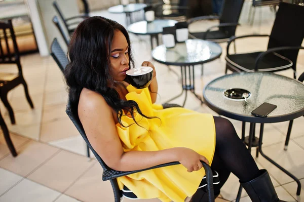 Femme Afro Américaine Élégante Dreess Jaune Posé Café Avec Une — Photo