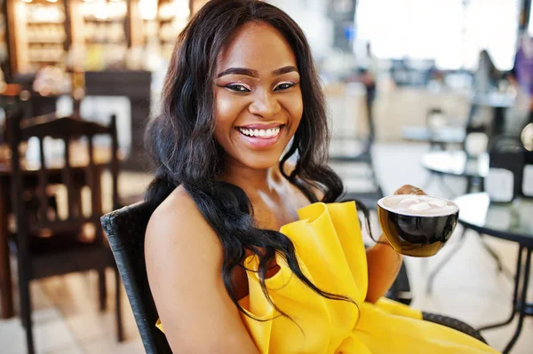 Elegante Mujer Afroamericana Dreess Amarillo Posado Cafetería Con Taza Capuchino — Foto de Stock