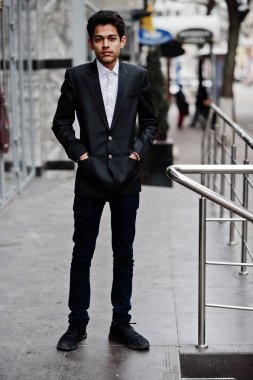 Takım elbise genç Hintli adam açık poz verdi.