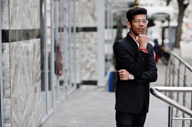 Takım elbise ve Gözlük Genç Hintli adam açık poz verdi.