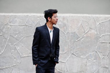 Takım elbise ve Gözlük Genç Hintli adam açık poz verdi.