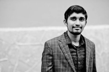 Takım elbise genç Hintli adam açık poz verdi.