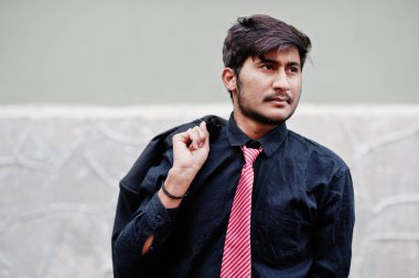 Siyah gömlek ve kravat Genç Hintli adam açık poz verdi.