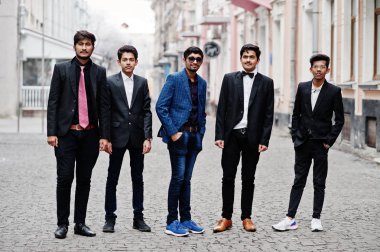 Grup 5 Hint öğrenci takım elbiseli açık poz verdi.