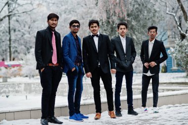 Grup 5 Hint öğrenci takım elbiseli kış günü açık poz verdi.