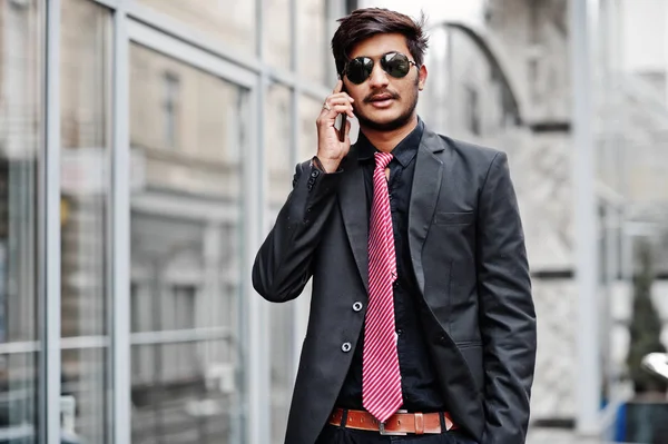 スーツ ネクタイ サングラスの若いインド人提起屋外 電話で話す — ストック写真