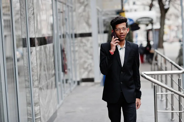 Joven Hombre Indio Traje Gafas Posado Aire Libre Hablando Por — Foto de Stock