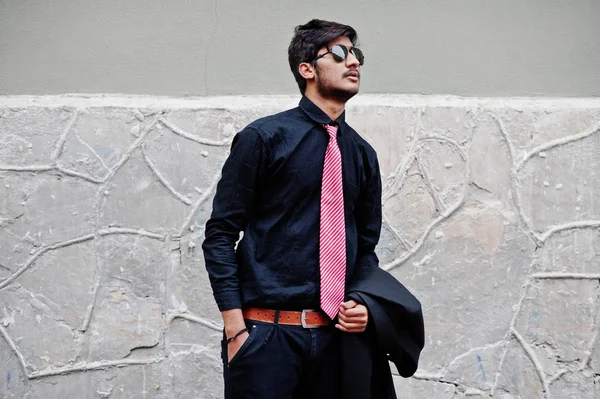 Młody Człowiek Indian Czarną Koszulę Krawat Okulary Przeciwsłoneczne Jakie Odkryty — Zdjęcie stockowe
